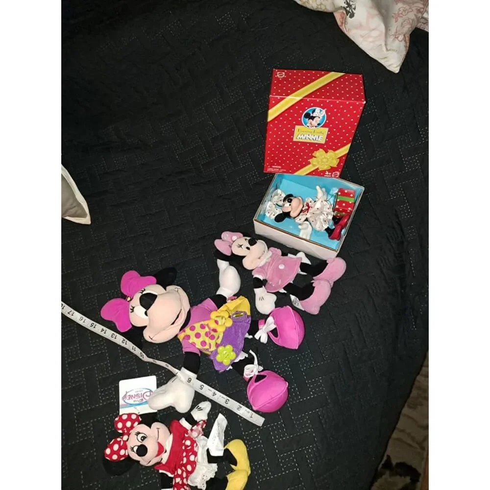 Minnie Mouse set of 4- inc 15-inch Minnie Mouse Plush Toy & Dressing Pretty